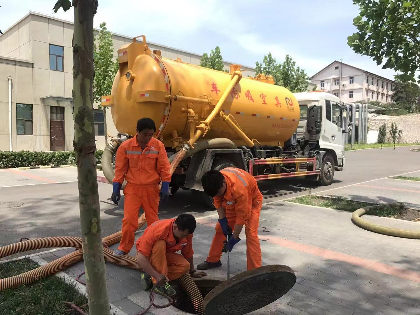 阿城管道疏通车停在窨井附近