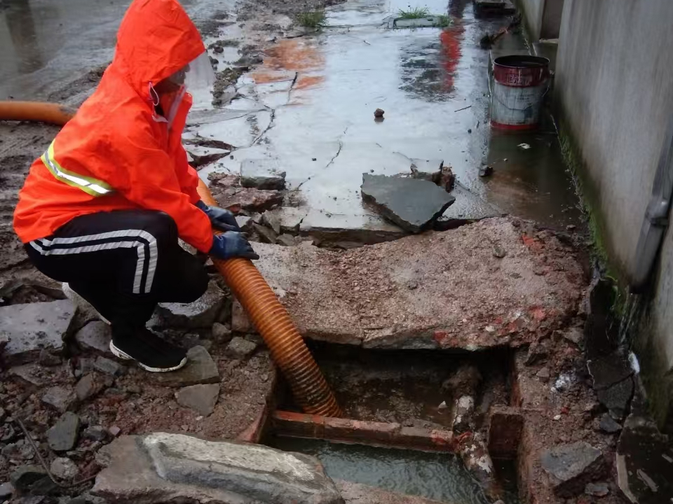 阿城专业清理污水池 炜誉市政以规范流程守护城市 “肠道”